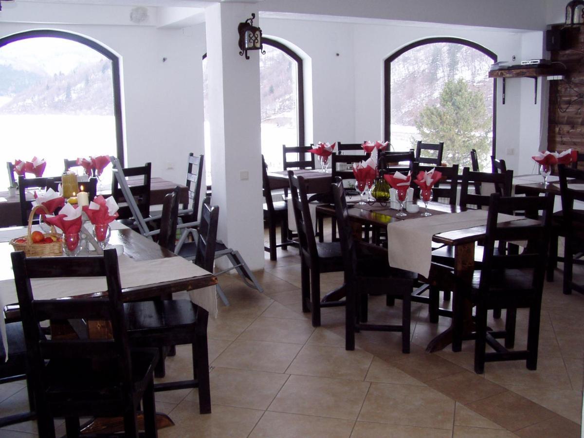 Taverna Pietrei Craiului Zărneşti 外观 照片