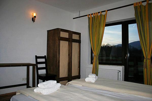 Taverna Pietrei Craiului Zărneşti 外观 照片